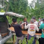 Warga SD Hole Hanyut
