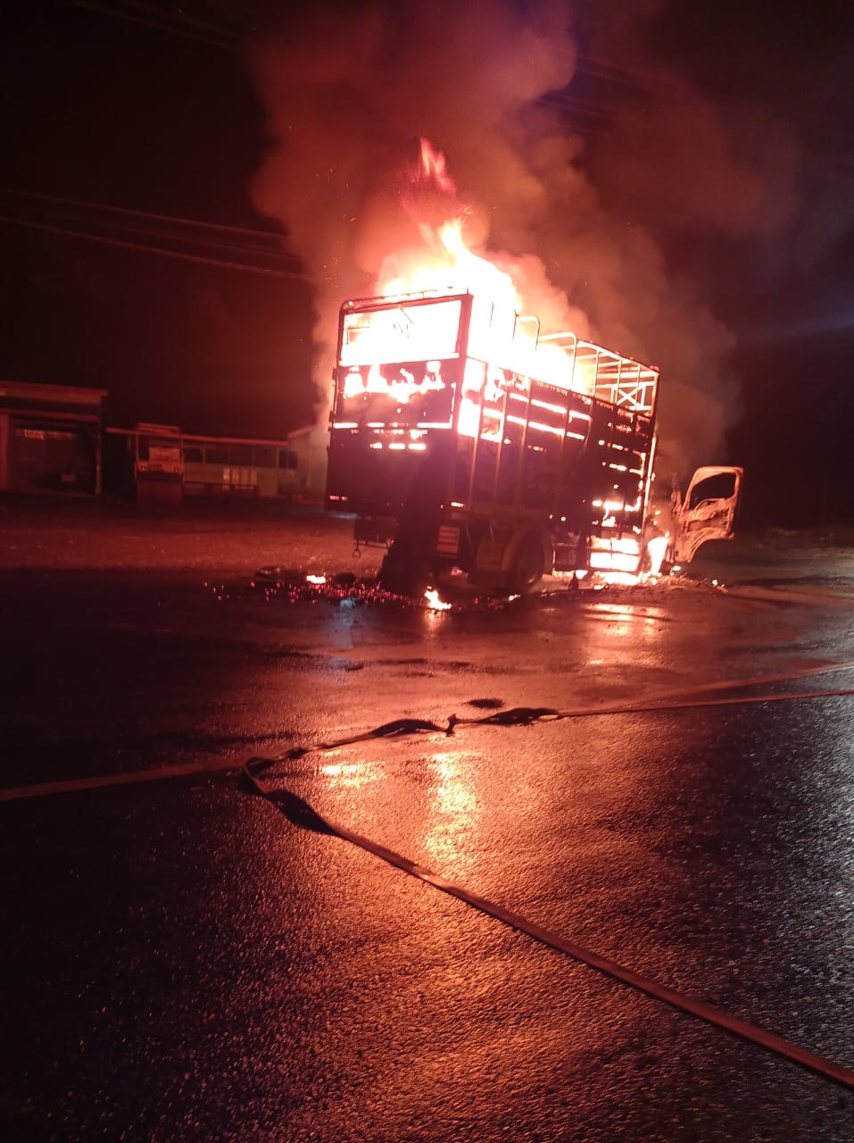 Truk Terbakar di Padangsidimpuan