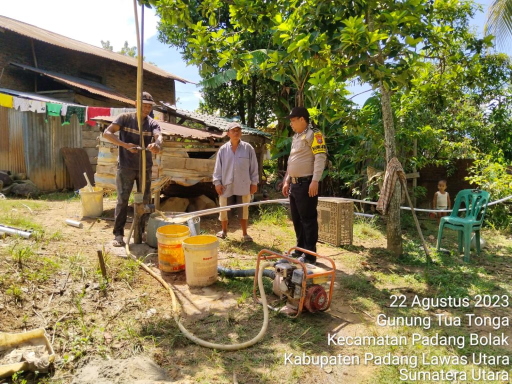 Polsek Padang Bolak Bantu Warga Buat Sumur Bor   
