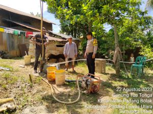 Polsek Padang Bolak Bantu Warga Buat Sumur Bor