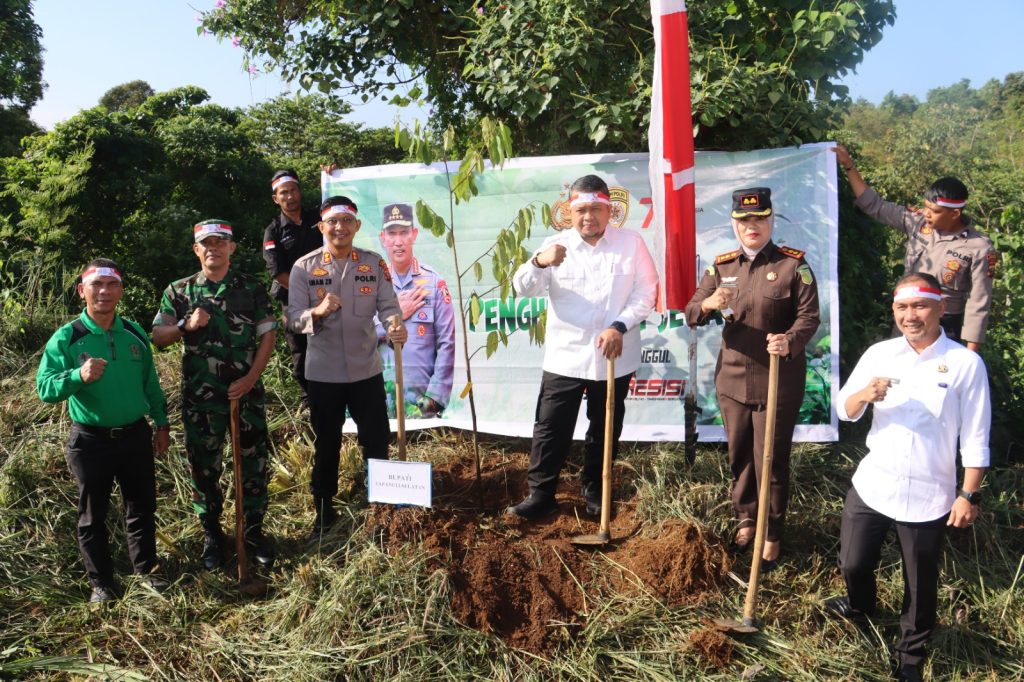Bupati Sambut Positif Aksi Penanaman 1.500 Bibit Pohon oleh Polres Tapsel