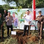 Bupati Aksi Penanaman Bibit Pohon Polres Tapsel