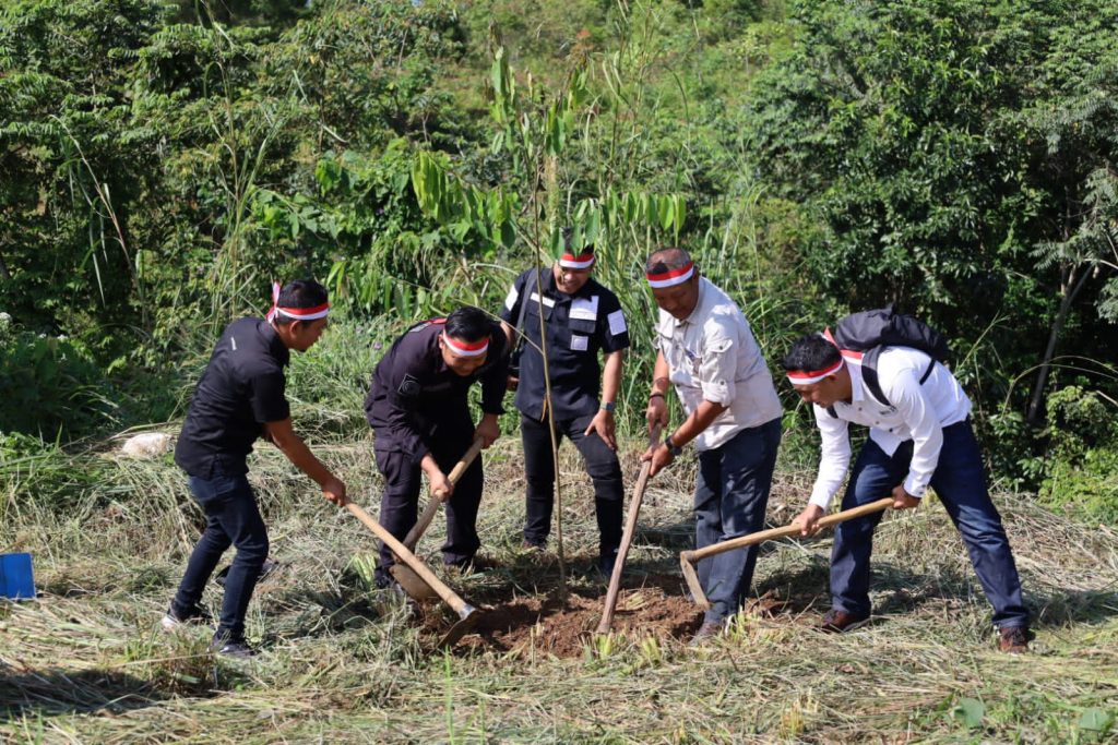 Kasi Humas Polres Tapsel dan Wartawan Kompak Tanam Pohon Serentak