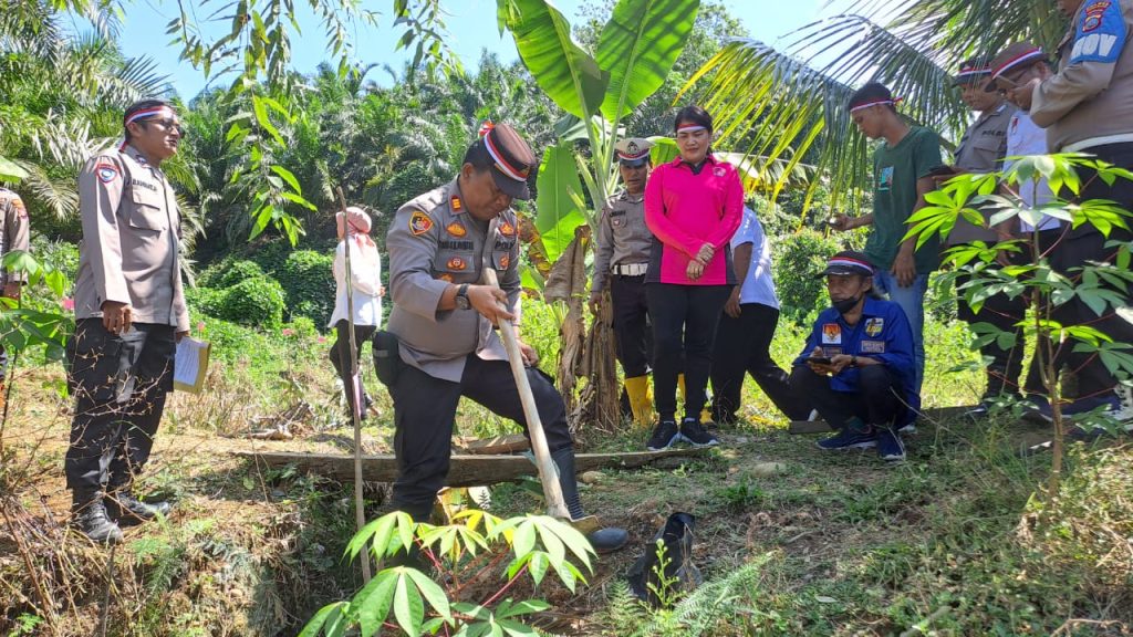 Kapolres : Hari Ini, Seluruh Polsek Jajaran Polres Tapsel Ikuti Tanam Pohon Serentak   