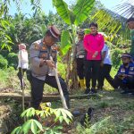 Kapolres Polsek Polres Tapsel Tanam Pohon Serentak