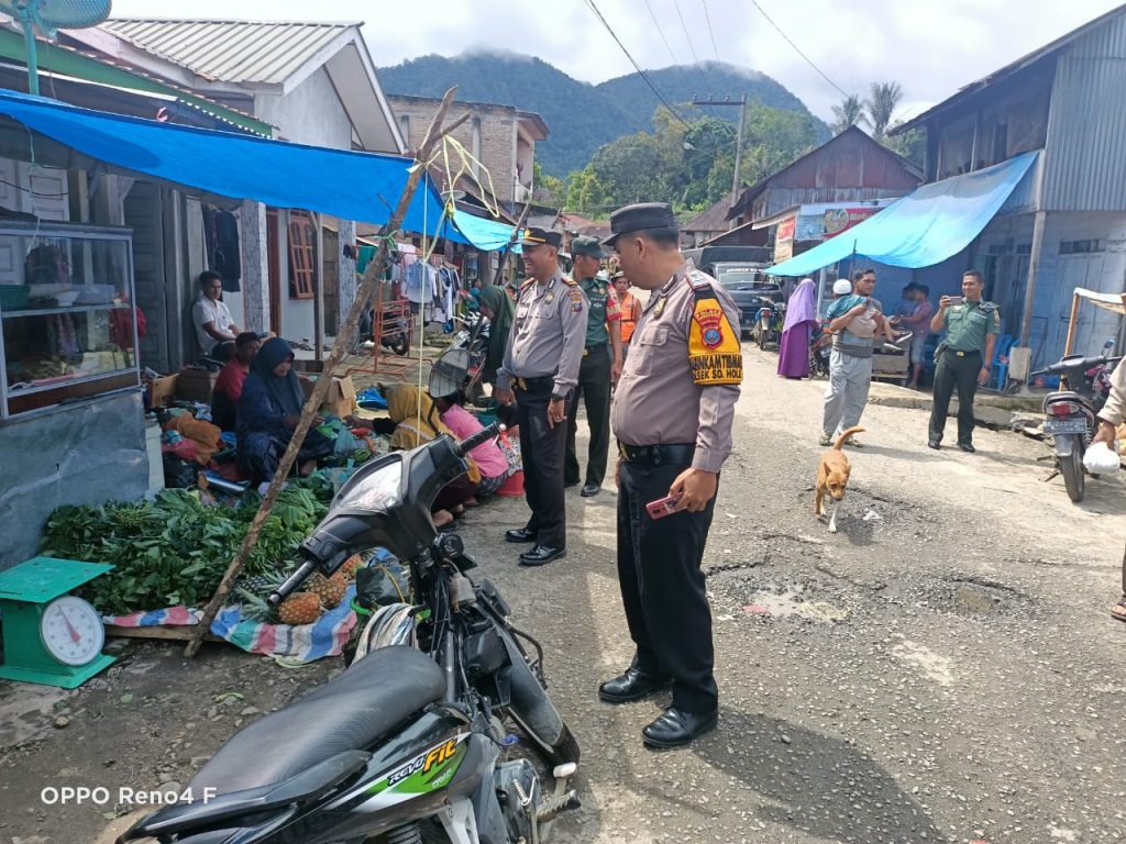 Turun Langsung ke Pasar, Cara Mujarab Kapolsek SD Hole Jaga Kamtibmas