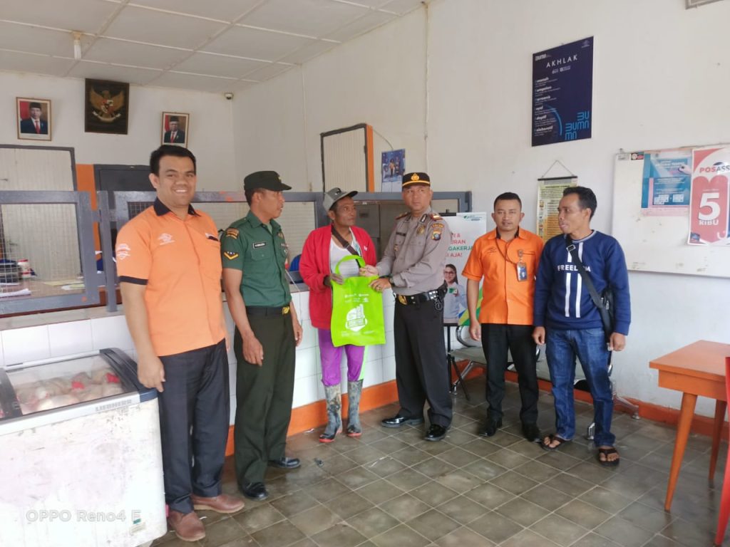 Penuh Suka Cita, Kala Kapolsek SD Hole Salurkan Langsung Bantuan ke Masyarakat