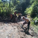 TNI Masyarakat Polsek SD Hole Bersihkan Material Longsor Jalan