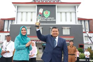 Raih Juara Umum Tingkat Provsu, Bupati Tapsel Serahkan Sejumlah Penghargaan Ke Kades dan PKK Desa