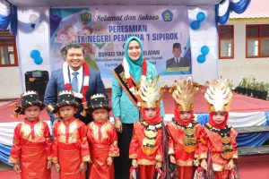 Bupati Dolly Pasaribu Bersama Bunda PAUD Tapsel Resmikan TK Negeri Pembina 1 Sipirok
