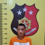 Seorang supir menunjukkan buku Rapor untuk menyimpan sabu usai tertangkap Polsek Padang Bolak