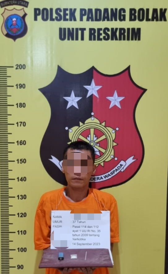 Seorang supir menunjukkan buku Rapor untuk menyimpan sabu usai tertangkap Polsek Padang Bolak