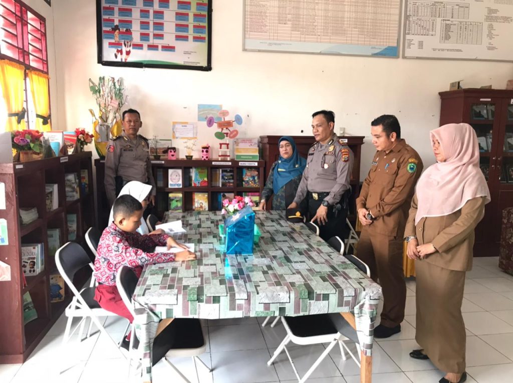 Peduli Budaya Literasi, Kapolsek Padang Bolak Sumbang Rak dan Buku Bacaan Siswa SD   
