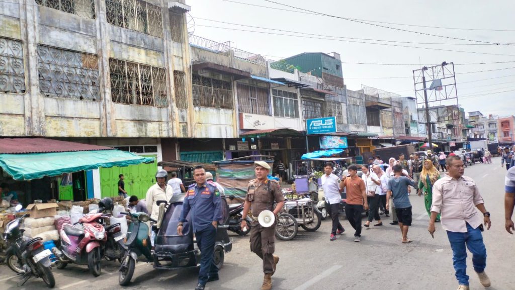 Dengan Humanis, Satpol PP Padangsidimpuan Himbau PKL di Jalan Thamrin Relokasi Dagangannya