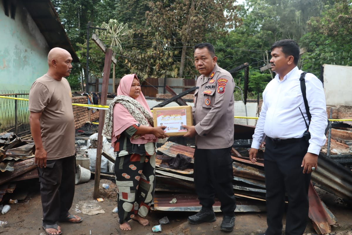Polres Padangsidimpuan Bantuan ke Korban Kebakaran