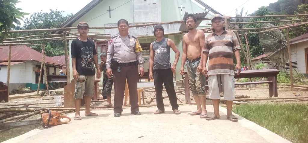 Peduli Sosial, Bhabinkamtibmas Angkola Selatan Ikut Gotong Royong di Gereja dengan Warga