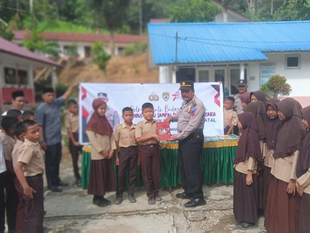 Sukseskan Budaya Literasi ke Pelosok, Kapolsek Muara Sipongi Sumbang Buku Bacaan ke Sekolah