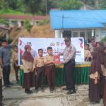 Kapolsek Muara Sipongi Sumbang Buku Bacaan ke Sekolah