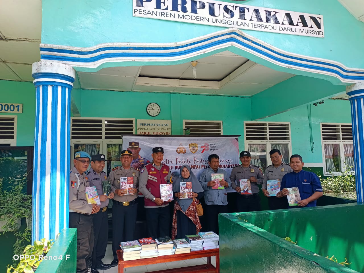 Kapolsek SD Hole Sumbang Buku ke Pesantren Darul Mursyid
