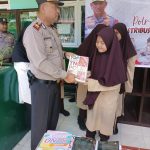Kapolsek SD Hole Sumbang Buku ke Pesantren Darul Mursyid