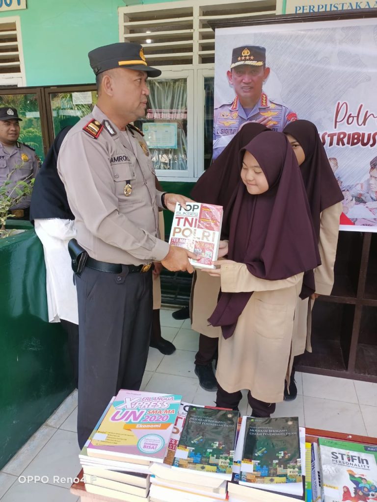 Peduli Literasi, Kapolsek SD Hole Sumbang Buku ke Pesantren Darul Mursyid