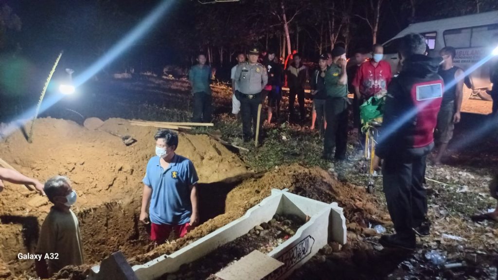 Ungkapan Belasungkawa, Kapolsek Batang Toru Hadiri Pemakaman Korban Hanyut