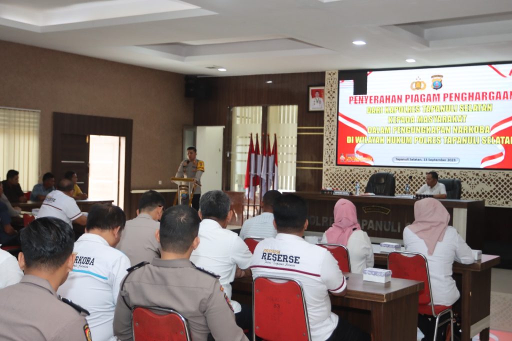 Narkotika Musuh Bersama, Kapolres Tapsel Beri Penghargaan ke Masyarakat yang Berpartisipasi Ungkap Kasus Narkoba