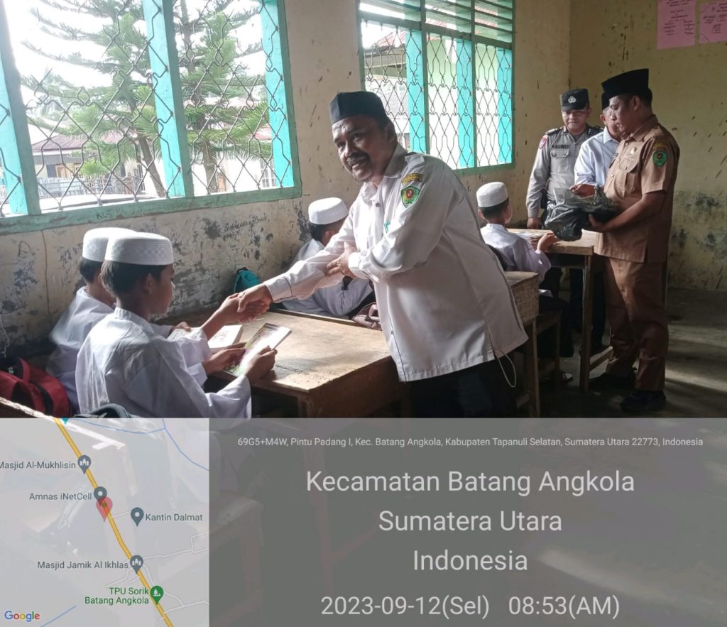 Polres Tapsel Sumbang Ratusan Buku ke Pesantren Raudlatul Falah   