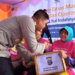 Kapolda Sumut Bansos ke Peserta Operasi Katarak Gratis PT AR