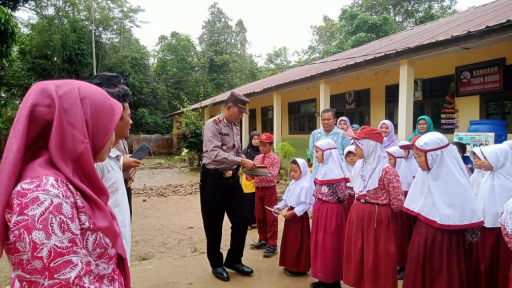 Galakkan Literasi, Polsek Sipirok Sumbang Buku ke SD 101235 Sialagundi   