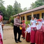 Polsek Sipirok sumbang buku ke SD 101235 Sialagundi