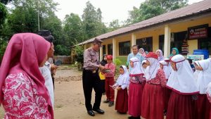 Galakkan Literasi, Polsek Sipirok Sumbang Buku ke SD 101235 Sialagundi