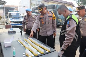 Perangi Narkoba, Kapolres Tapsel Pimpin Tes Urine ke 15 Perwira dan 33 Bintara, Hasil Seluruhnya Negatif Narkoba