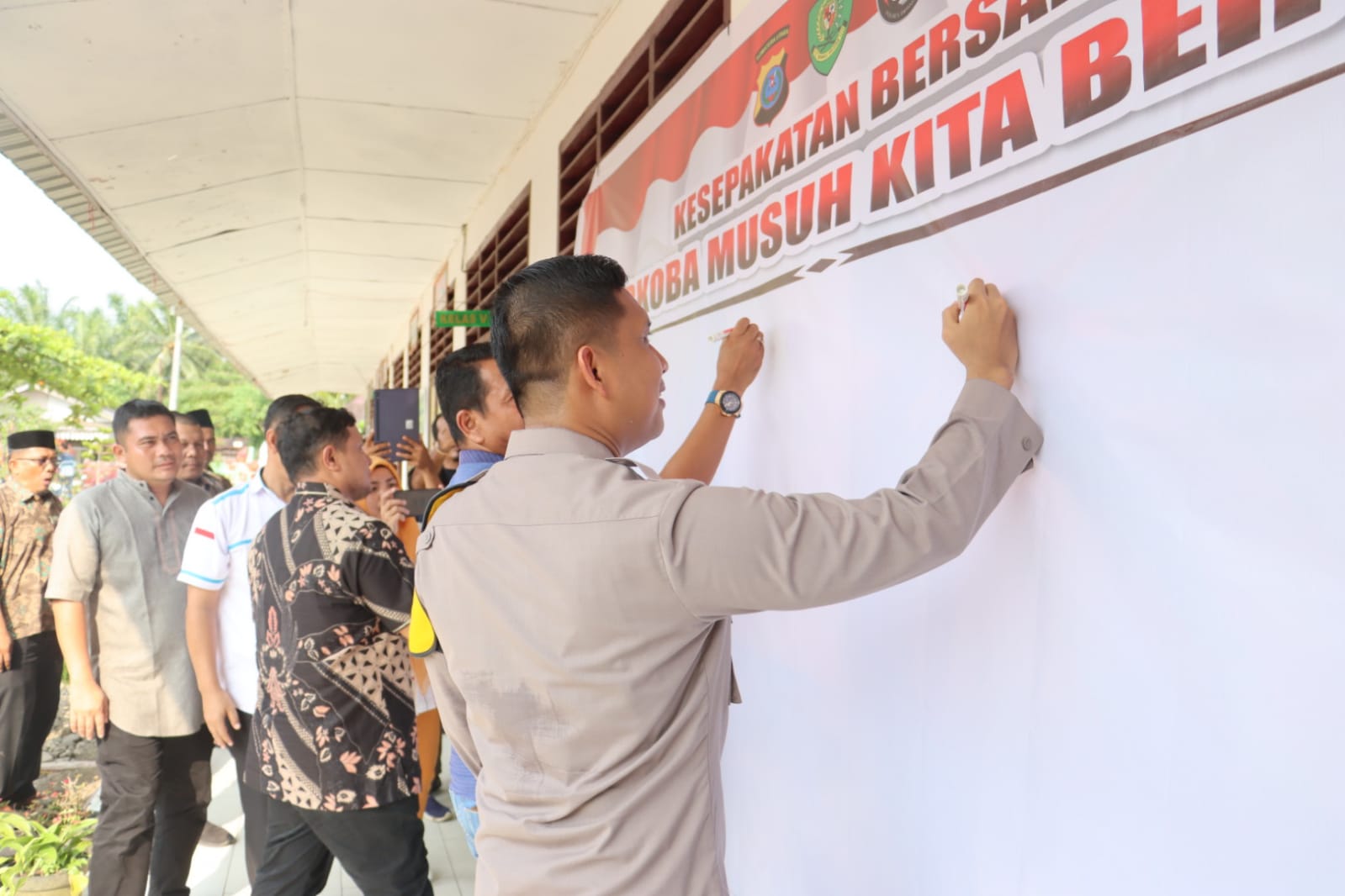 Kapolres Tapsel, AKBP Imam Zamroni, membaur memberikan sosialisasi sekaligus melakukan ekspansi di Desa Sidadi agar masyarakat menjadikan narkotika sebagai musuh bersama
