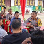 Kapolres Tapsel, AKBP Imam Zamroni, membaur memberikan sosialisasi sekaligus melakukan ekspansi di Desa Sidadi agar masyarakat menjadikan narkotika sebagai musuh bersama