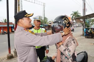 Aksi Nyata Tekan Angka Kecelakaan, Kapolres Padangsidimpuan dan Kasat Lantas Bagikan Puluhan Helm Gratis   