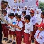 Sebagai wujud peduli loterasi Kapolsek Dolok, AKP Eka Wahyud, sumbangkan ratusan buku ke anak Sekolah