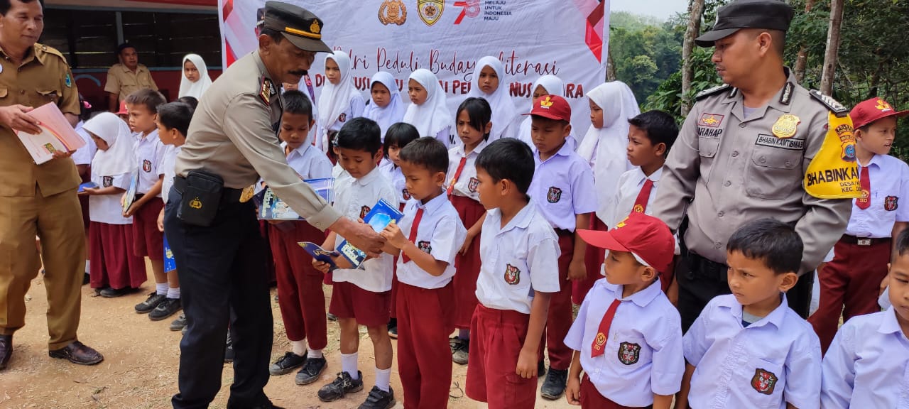 Sebagai wujud peduli loterasi Kapolsek Dolok, AKP Eka Wahyud, sumbangkan ratusan buku ke anak Sekolah