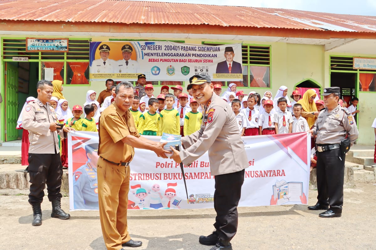 Sebagai wujud Polri peduli literasi, Kapolres Padangsidimpuan, AKBP Dudung Setyawan, sumbang ratusan buku ke SD Negeri 200401, yang diterima langsung Kepala Sekolah, S Siregar