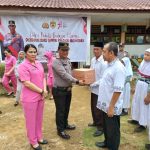 Kapolsek Batang Toru, AKP Tona Simanjuntak, didampingi Ketua Bhayangkari Ranting setempat, Ny Nhita Tona Simanjuntak, sumbang ratusan buku ke SDN 100727