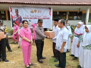 Tingkatkan Budaya Membaca, Kapolsek Batang Toru Sumbang Ratusan Buku ke SDN 100727
