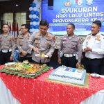 Kapolres Tapsel, AKBP Imam Zamroni, memotong Tumpeng dan Kue ulang tahun saat syukuran Hari Lalulintas ke-68