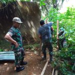 Danramil 01/Batang Toru, Kapten Inf Halasson Sirait, membaur bersama anggota perbaiki tembok Sekolah yang roboh