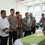 Kapolres Tapsel, AKBP Imam Zamroni, bersama Bupati Paluta, Andar Amin Harahap, dan unsur Forkopimda setempat, menyaksikan penandatanganan Pakta Integritas para calon Kepala Desa dalam acara Deklarasi Damai Pilkades