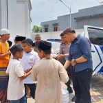 Sosok Polisi humanis, Kapolsek Padang Bolak, AKP Zulfikar, saat berbagi nasi kotak kepada warga di Pelataran Masjid Sutan Mangaron