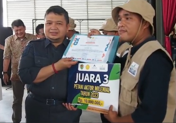 Bupati Tapsel Majukan Pertanian Petani Milenial