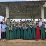 Ustad Arkan dan Jon Sujani Pasaribu, berfoto bersama usai membagikan stiker Poda Na Lima ke para santri