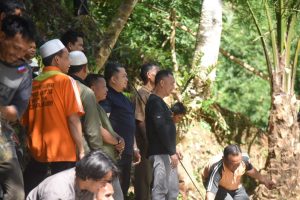 Masyarakat Desa Sihuik-Huik Undang Bupati Tapsel Tangkap Ikan dan Membakar Bersama