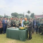 Danrem 023/KS, Kolonel Inf Lukman Hakim, memotong nasi tumpeng tanda rasa syukur pada peringatan HUT TNI ke-78 disaksikan jajarannya dan seluruh unsur Forkopimda se-Tapanuli Bagian Selatan
