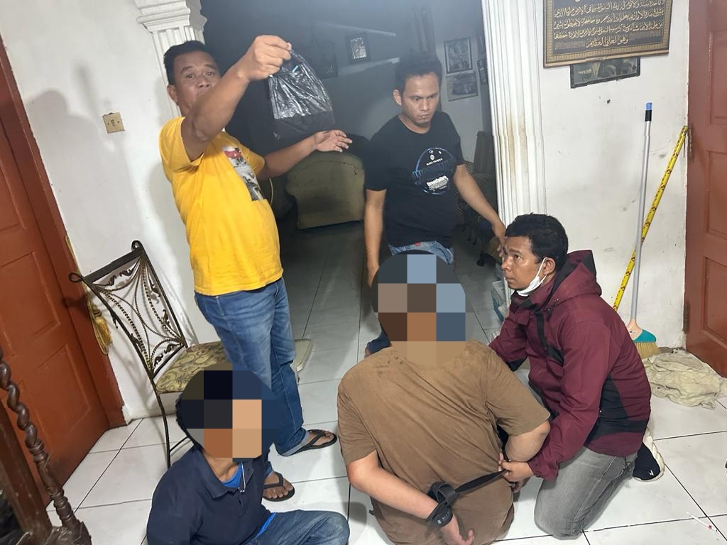 Personel Polsek Batunadua saat amankan tiga orang pria sehingga berhasil menggagalkan transaksi narkoba jenis sabu